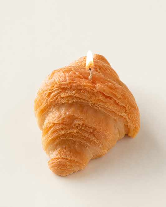 Bougie croissant trompe-l'œil allumée, cire d'olive et soja — Scented Bougie